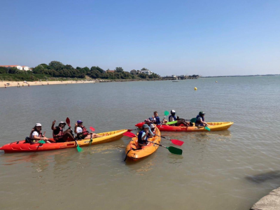 Vacance été enfants hébergées du samusocial de paris faire du kayak 